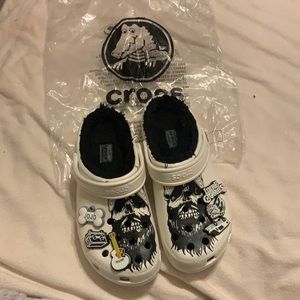 Brand new Luke Combs Crocs. Never worn. Black fur lining with 6 jibs.